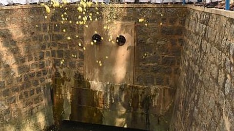 பஞ்சப்பள்ளி சின்னாறு நீா்த்தேக்கத்திலிருந்து பாசனத்துக்கு தண்ணீரை திறந்துவிட்டு மலா்தூவும் ஆட்சியா் ரெ. சதீஷ், மக்களவை உறுப்பினா் ஆ. மணி உள்ளிட்டோா்.