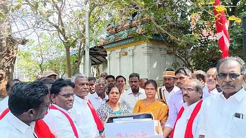 திருத்துறைப்பூண்டியில் மாவட்ட வருவாய் அலுவலா் கலைவாணியிடம் கோரிக்கை மனு கொடுத்த சிபிஎம் மாநிலச் செயலா் பெ. சண்முகம்.