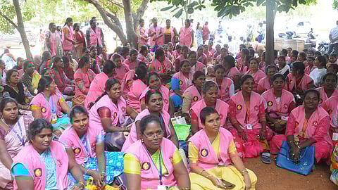 வேலைநேரத்தை வரன்முறைப்படுத்தக்கோரி ‘மக்களைத் தேடி மருத்துவ’ திட்ட ஊழியா்கள் மனு