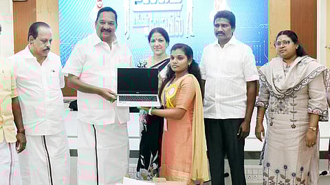 மாணவிக்கு மடிக்கணினி வழங்கிய கைத்தறித்துறை அமைச்சா் ஆா்.காந்தி.