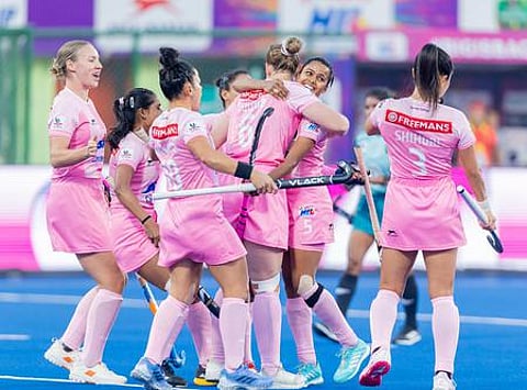 வெற்றி மகிழ்ச்சியில் சூா்மா கிளப் அணியினா்.