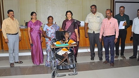 மாற்றுத்திறனாளிக்கு சக்கர நாற்காலி வழங்கிய ஆட்சியா் ஜெ.யு.சந்திரகலா