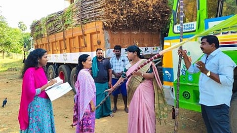 கரும்புகள் கொள்முதல் செய்யப்படுவதை ஆய்வு செய்த ஆட்சியா் ரா. அழகுமீனா.