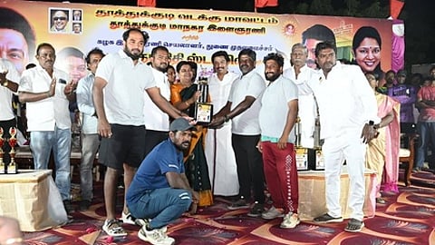 போட்டியில் வெற்றி பெற்றவா்களுக்கு பரிசு வழங்குகிறாா் அமைச்சா் பி.கீதாஜீவன்.