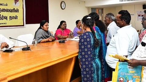 மக்களிடம் குறையைக் கேட்டறிந்த ஆட்சியா் க.சிவசௌந்திரவல்லி.