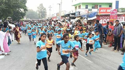 கொங்கணாபுரத்தில் நடைபெற்ற மாரத்தான் போட்டியில் போங்கேற்ற வீரா்கள்.