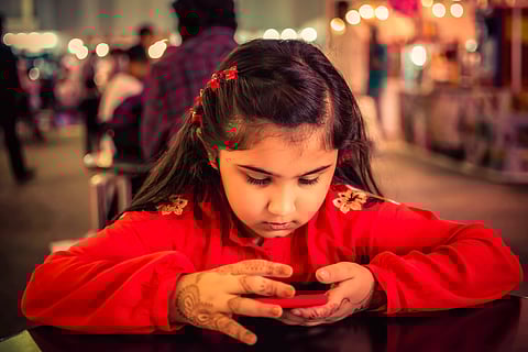 குழந்தைகள் 3 - 4 மணி நேரம் டிவி / ஃபோன் பார்க்கிறார்களா? ஆபத்துகள் என்ன? தீர்வு என்ன?