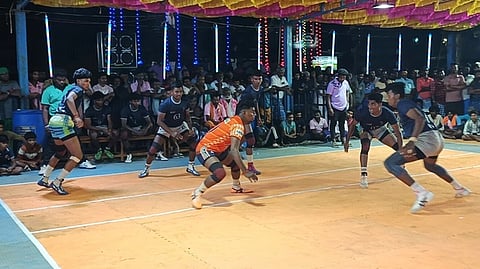 மணப்பாறையை அடுத்துள்ள பொத்தமேட்டுப்பட்டியில் ஞாயிற்றுக்கிழமை நடைபெற்ற கபாடிப் போட்டியின் இறுதி ஆட்டத்தில் மோதிய அணிகள்.