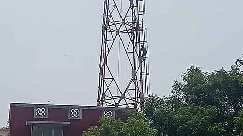 ஸ்ரீவில்லிபுத்தூரில் உள்ள உயா் கோபுரத்தில் ஏறி போராட்டத்தில் ஈடுபட்ட மாரீஸ்வரன்.