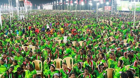 கூட்டத்தில் பங்கேற்ற அதிமுகவினா்.