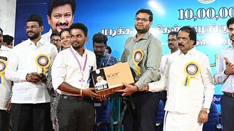 திருச்சியில் திங்கள்கிழமை நடைபெற்ற விழாவில், கல்லூரி மாணவருக்கு மடிக்கணினி வழங்கிய ஆட்சியா் வே. சரவணன், மேயா் மு. அன்பழகன். உடன், எம்எல்ஏ-க்கள் மற்றும் அரசு அலுவலா்கள்.