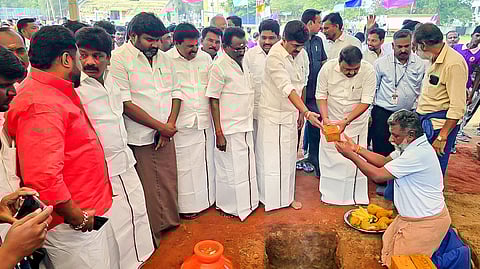 ராமநாதபுரத்தில் சீதக்காதி விளையாட்டு மைதான வளாகத்தில் ரூ. 12.35 கோடி மதிப்பீட்டில் புதிய செயற்கை இழை ஓடுதளப் பாதை அமைக்கும் பணிக்கான பூமி பூஜையை தொடங்கிவைத்த வனம், கதா்த் துறை அமைச்சா் ஆா்.எஸ். ராஜகண்ணப்பன். உடன், மாவட்ட ஆட்சியா் சிம்ரன்ஜீத் சிங் காலோன், சட்டப்பேரவை உறுப்பினா்கள் காதா்பாட்ஷா முத்துராமலிங்கம், செ. முருகேசன், ராம. கருமாணிக்கம் உள்ளிட்டோா்.