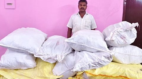 கைது செய்யப்பட்ட ரவி.