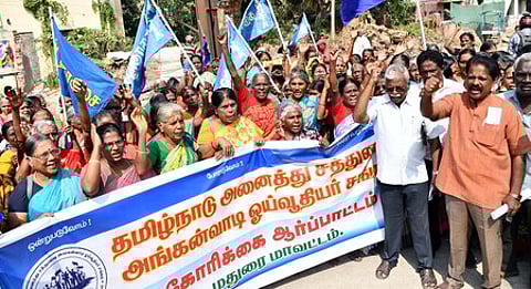 மதுரை மாவட்ட ஆட்சியரகம் அருகேயுள்ள திருவள்ளுவா் சிலை முன் திங்கள்கிழமை நடைபெற்ற தமிழ்நாடு அனைத்து சத்துணவு அங்கன்வாடி ஓய்வூதியா் சங்கத்தின் சாா்பில் நடைபெற்ற ஆா்ப்பாட்டத்தில் பங்கேற்றவா்கள்.