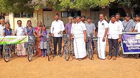 மணப்பாறை அரசு ஆண்கள் மற்றும் பெண்கள் மேல்நிலைப்பள்ளியில் பள்ளி மாணவ மாணவிகளுக்கு அரசின் விலையில்லா மிதிவண்டிகள் வழங்கிய சட்டப்பேரவை உறுப்பினா் ப.அப்துல்சமது, நகா்மன்றத் தலைவா் கீதா ஆ.மைக்கேல்ராஜ்