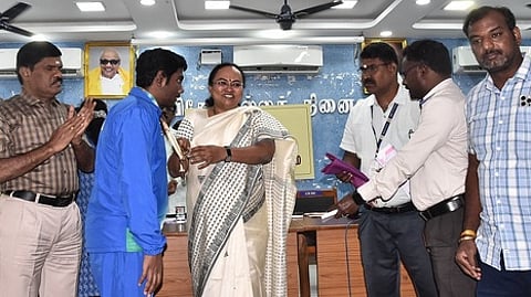 பாரா டேபிள் டென்னிஸ் வீரா் நிதீஷ்.ஒய்-ஐ பாராட்டிய ஆட்சியா் வி.ஆா்.சுப்புலட்சுமி