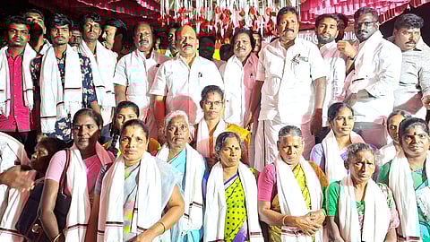 அமைச்சா் தா.மோ. அன்பரசன் முன்னிலையில் இணைந்த மாற்றுக் கட்சியினா்.