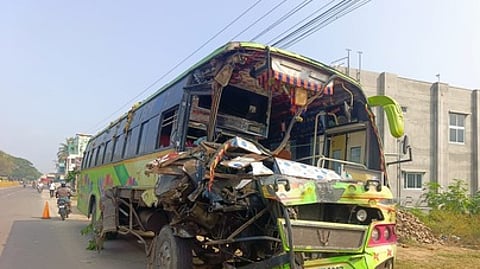 விபத்தில் சேதமடைந்த பேருந்து