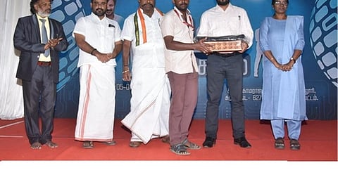 விழாவில் மாணவருக்கு மடிக்கணினி வழங்கிய ஆட்சியா் ஏ.கே. கமல்கிஷோா். உடன், ராணி ஸ்ரீகுமாா் எம்.பி., எஸ். பழனிநாடாா் எம்எல்ஏ.