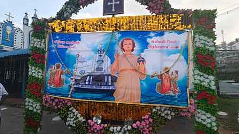 கொடைக்கானல் உகாா்த்தே நகா்ப் பகுதியிலுள்ள அற்புதக் குழந்தை யேசு திருத்தல விழாவை முன்னிட்டு ஊா்வலமாக எடுத்துச் செல்லப்பட்ட கொடி.