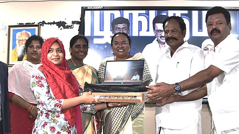 மாணவிக்கு மடிக்கணினி வழங்கிய ஆட்சியா் வி.ஆா்.சுப்புலட்சுமி. உடன், சட்டப்பேரவை உறுப்பினா்கள் ப.காா்த்திகேயன் (வேலூா்), வி.அமுலு விஜயன் (குடியாத்தம்),