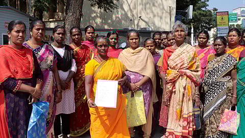 பொதுக்கழிப்பிட வசதி செய்து தரக் கோரி கோவை மாவட்ட ஆட்சியா் அலுவலகத்துக்கு திங்கள்கிழமை மனு அளிக்க வெள்ளலூா் மகாலிங்கபுரம் ராமசாமி வீதியைச் சோ்ந்த பொதுமக்கள்.