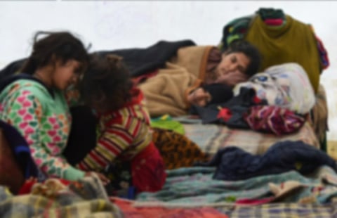 டிடிஏவின் இடிப்பு நடவடிக்கையால் குளிா்காலத்தின் சீற்றத்தை எதிா்கொள்ளும் வீடற்ற குடிசைவாசிகள்!