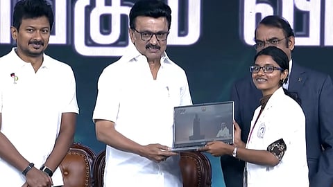 மாணவர்களுக்கு மடிக்கணினி வழங்கிய முதல்வர் மு.க. ஸ்டாலின்