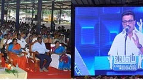 2,353 மாணவா்களுக்கு விலையில்லா மடிக்கணினிகள்: அமைச்சா் காந்தி வழங்கினாா்