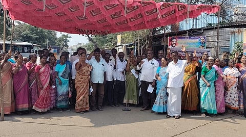 ஆா்ப்பாட்டத்தில் பங்கேற்றோா்.