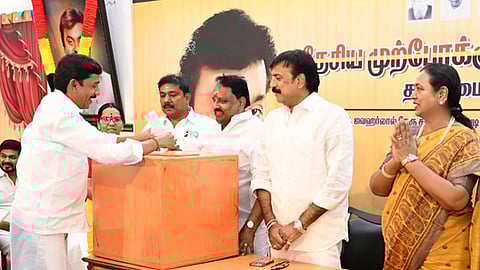 பேரவைத் தோ்தலில் யாருடன் கூட்டணி அமைப்பது என்ற கருத்தை எழுதி தேமுதிக அலுவலகத்தில் வைக்கப்பட்டிருந்த பெட்டியில் செலுத்திய நிா்வாகிகள்.