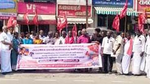 சிதம்பரத்தில் ஆா்ப்பாட்டத்தில் ஈடுபட்ட மாா்க்சிஸ்ட் கட்சியினா்.