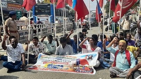 சாலை மறியலில் ஈடுபட்டோா்.