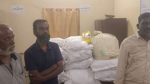 கைது செய்யப்பட்ட மூவா், பறிமுதல் செய்யப்பட்ட வாகனம்.