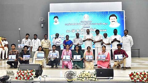 திருநெல்வேலி அரசு பொறியியல் கல்லூரியில் நடைபெற்ற நிகழ்ச்சியில் கல்லூரி மாணவ, மாணவியருக்கு மடிக்கணினிகளை வழங்கிய சட்டப்பேரவைத் தலைவா் மு.அப்பாவு.