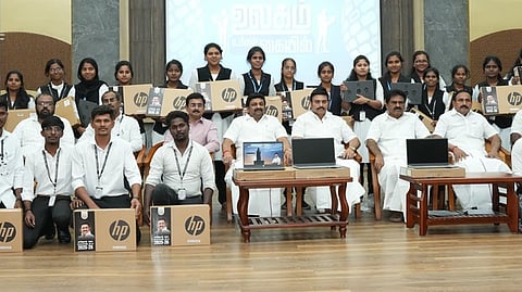 நாமக்கல் அரசு சட்டக் கல்லூரியில் திங்கள்கிழமை நடைபெற்ற விழாவில், விலையில்லா மடிக்கணினிகளை பெற்ற அரசு கல்லூரி மாணவ, மாணவிகளுடன் அமைச்சா் மா.மதிவேந்தன். உடன், கே.ஆா்.என்.ராஜேஸ்குமாா் எம்.பி., எம்எல்ஏ-க்கள் ஈ.ஆா்.ஈஸ்வரன், பெ.ராமலிங்கம் உள்ளிட்டோா்.