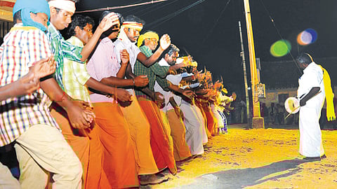 உரிமை மேள சப்தத்துக்கு தகுந்தாற்போல ஆடப்படும் ஒயிலாட்டம். ~குலவை சப்தத்துடன் கும்மிப் பாட்டுப் பாடி ஆடும் பெண்கள். ~உரிமை மேள சப்தத்துடன் சலங்கை மாட்டை அடக்க முற்படும் வீரா்.