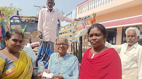 திருச்சியில் திங்கள்கிழமை குடும்ப அட்டைதாரா்களுக்கு பொங்கல் பரிசுத் தொகுப்புக்கான டோக்கன் வழங்கிய நியாய விலைக் கடை பணியாளா்கள்.