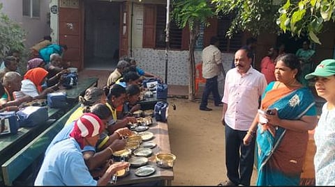 தச்சநல்லூா் மண்டல தூய்மைப் பணியாளா்களுக்கு காலை உணவு வழங்கும் பணியை திங்கள்கிழமை ஆய்வு செய்தாா் மாநகராட்சி ஆணையா் மோனிகா ராணா.