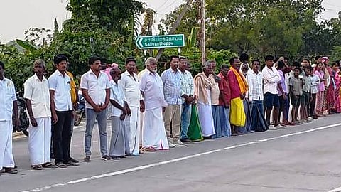 மனிதசங்கிலி போராட்டத்தில் ஈடுபட்ட பொதுமக்கள்