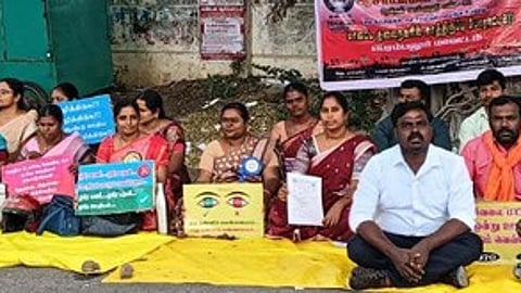 காத்திருப்புப் போராட்டத்தில் ஈடுபட்டோா்