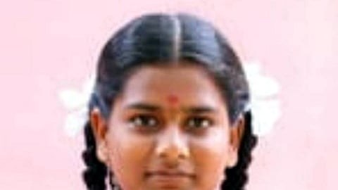 உயிரிழந்த மாணவி கோபிகா.
~விபத்தில் கவிழ்ந்த வேன்.