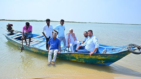 தாமிரவருணி கடலில் சங்கமிக்கும் புன்னைக்காயல் பகுதியில் ஆய்வுசெய்த நீா் பாதுகாப்பு நிபுணா் ராஜேந்திர சிங்