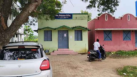 திருவாடானையில் பூட்டப்பட்டிருந்த நில அளவை அலுவலகம்