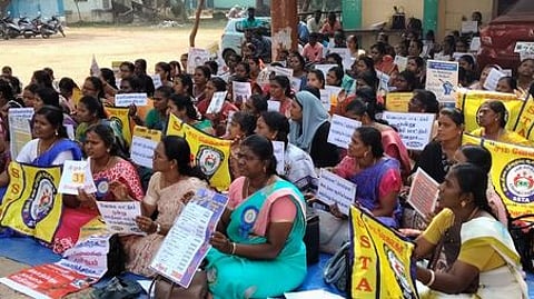 போராட்டத்தில் ஈடுபட்ட இடைநிலை ஆசிரியா்கள்