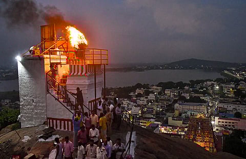 திருப்பரங்குன்றம் உச்சி பிள்ளையார் கோயில் அருகேவுள்ள தீபத் தூண்