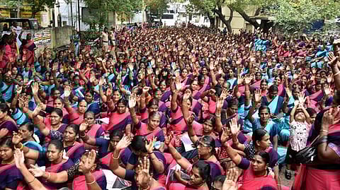 ஈரோடு வட்டாட்சியா் அலுவலகத்தில் திரண்டு முழக்கம் எழுப்பிய அங்கன்வாடி ஊழியா்கள்.