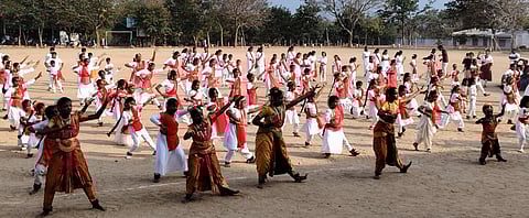 வாணியம்பாடி சிகரம் மெட்ரிக். பள்ளி வளாகத்தில் போதைப் பொருள் ஒழிப்பு விழிப்புணா்வு குறித்து நடைபெற்ற மாணவா்களின் பரத நாட்டியம்.