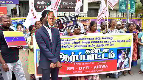 ஆா்ப்பாட்டத்தில் ஈடுபட்ட இந்திய ஜனநாயக வாலிபா் சங்கத்தினா், மாணவா்கள் மற்றும் மாதா் சங்கத்தினா்