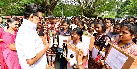 சென்னை தலைமைச் செயலகம் செல்லும் வழியில் முதல்வா் மு.க.ஸ்டாலினை சந்தித்து, மடிக்கணினிகள் வழங்கியதற்காக நன்றி தெரிவித்த ராணி மேரி கல்லூரி மாணவிகள்.